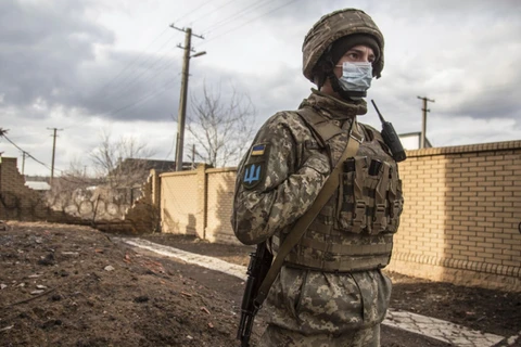 Một binh sỹ Ukraine tại khu vực Luhansk. (Ảnh: AP)