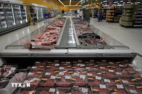 Bày bán thịt bò tại một siêu thị ở Buenos Aires, Argentina. (Ảnh: AFP/TTXVN)