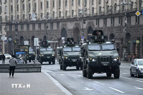 Xe quân sự Ukraine được triển khai tại Kiev ngày 24/2. (Ảnh: AFP/TTXVN)