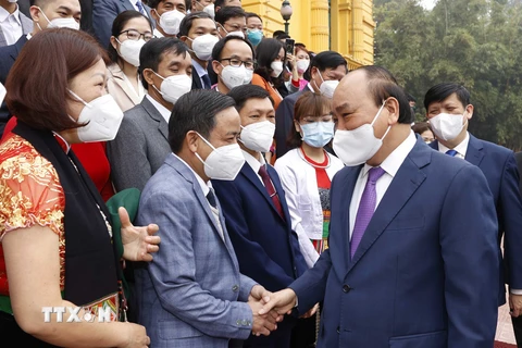 Chủ tịch nước Nguyễn Xuân Phúc gặp mặt thân mật Đoàn đại biểu cán bộ y tế tiêu biểu toàn quốc. (Ảnh: Thống Nhất/TTXVN)