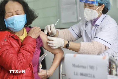Nhân viên y tế tiêm vaccine phòng COVID-19 cho người cao tuổi phường Lê Đại Hành, quận Hai Bà Trưng, Hà Nội. (Nguồn: TTXVN)