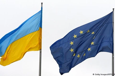 Cờ Ukraine (trái) và EU. (Nguồn: Getty Images)