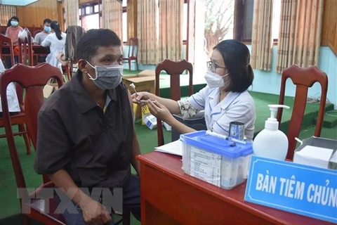 Tiêm vaccine ngừa COVID-19 cho người dân Đắk Nông. (Nguồn: TTXVN)