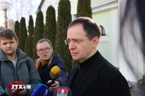 Trưởng đoàn đàm phán của Nga, ông Vladimir Medinsky, trả lời phỏng vấn tại Gomel, Belarus, ngày 28/2. (Ảnh: AFP/TTXVN)