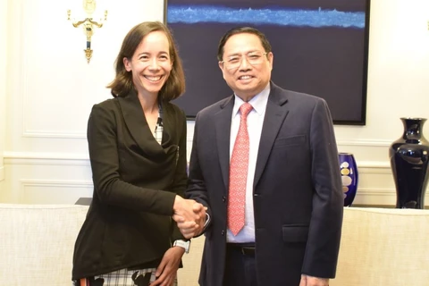 Thủ tướng Phạm Minh Chính tiếp bà Aurelia Nguyen, Giám đốc điều hành Chương trình COVAX hồi tháng 11/2021. (Ảnh: TTXVN)