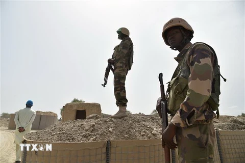 Binh sỹ Niger gác tại một căn cứ quân sự. (Ảnh: AFP/TTXVN)