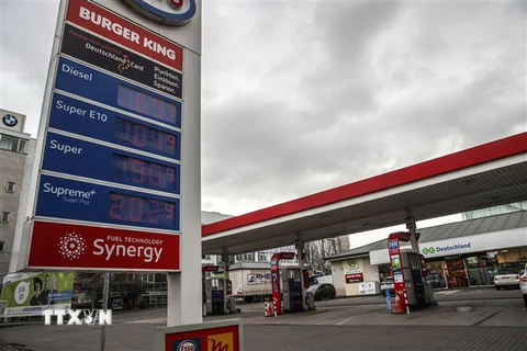 Giá xăng dầu được niêm yết tại trạm xăng ở Frankfurt, Đức. (Ảnh: THX/TTXVN)