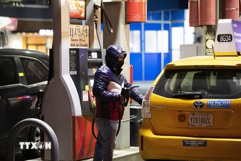 Người dân bơm xăng cho phương tiện tại trạm xăng ở New York, Mỹ, ngày 25/2/2022. (Ảnh: THX/TTXVN)