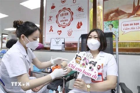 Nữ bác sỹ tham gia hiến máu tình nguyện. (Ảnh: Minh Quyết/TTXVN)
