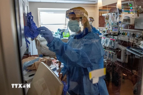 Nhân viên y tế điều trị cho bệnh nhân nhiễm COVID-19 tại bệnh viện ở Hartford, Connecticut, Mỹ. (Ảnh: AFP/TTXVN)