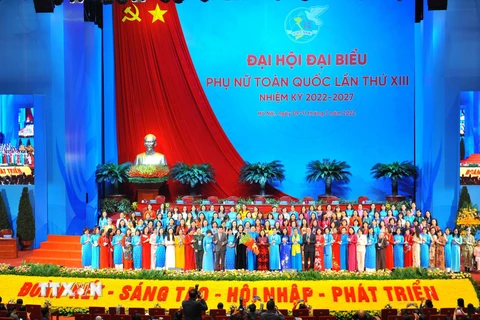 Ban Chấp hành Trung ương Hội Liên hiệp Phụ nữ Việt Nam khóa XIII ra mắt Đại hội. (Ảnh: Minh Đức/TTXVN)