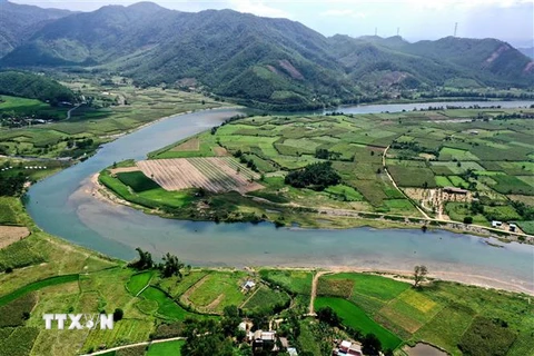 Sông Cu Đê chảy qua địa bàn huyện Hòa Vang tạo nên nhiều điểm du lịch cộng đồng cho du khách đến tham quan trải nghiệm. (Ảnh: Trần Lê Lâm/TTXVN)
