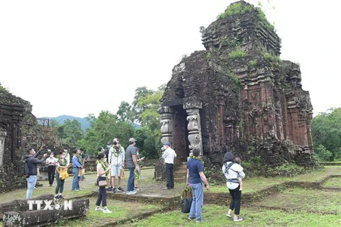 Du khách quốc tế tham quan vùng lõi Di sản Văn hóa thế giới Mỹ Sơn. (Ảnh: Đoàn Hữu Trung/TTXVN)