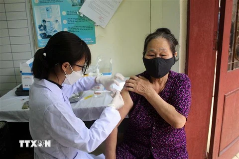 Nhân viên Trạm y tế phường Lam Sơn, thành phố Thanh Hóa tiêm vaccine phòng dịch COVD-19 cho người dân. (Ảnh: Nguyễn Nam/TTXVN)