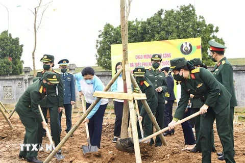 Chủ tịch Hội Liên hiệp Phụ nữ Việt Nam Hà Thị Nga, Thượng tướng Đỗ Căn, Phó Chủ nhiệm Tổng cục Chính trị Quân đội nhân dân Việt Nam và các đại biểu tại lễ phát động trồng cây. (Ảnh: TTXVN phát)