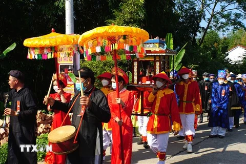 Ban tổ chức Lễ hội truyền thống Bà Thu Bồn năm 2022 rước Sắc phong về thờ tại mộ phần của Bà Thu Bồn trong khuôn viên lễ hội. (Ảnh: Trịnh Bang Nhiệm/TTXVN)