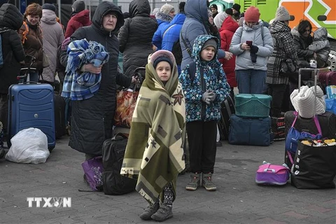 Người tị nạn Ukraine chờ sơ tán tại Przemysl, khu vực biên giới Ukraine và Ba Lan, ngày 8/3. (Ảnh: AFP/TTXVN)