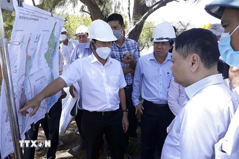Đoàn công tác khảo sát thực tế cơ sở vùng dừng thực hiện chủ trương đầu tư dự án điện hạt nhân Ninh Thuận 2 (xã Vĩnh Hải, huyện Ninh Hải). (Ảnh: Công Thử/TTXVN)