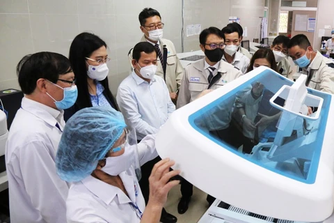 Kiểm tra các thiết bị y tế được trao tặng tại Bệnh viện Đa khoa tỉnh Quảng Ngãi. (Nguồn: Kinhtenongthon.vn)