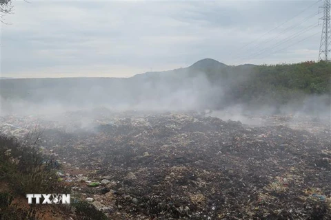 Khu xử lý rác thải cũ của huyện Ngọc Hồi đã quá tải, gây ô nhiễm môi trường. (Ảnh: Dư Toán/TTXVN)