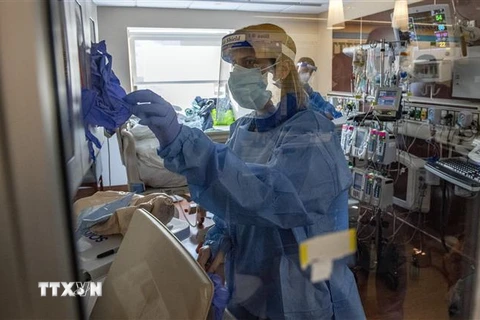 Nhân viên y tế điều trị cho bệnh nhân COVID-19 tại bệnh viện ở Hartford, Connecticut, Mỹ. (Ảnh: AFP/TTXVN)