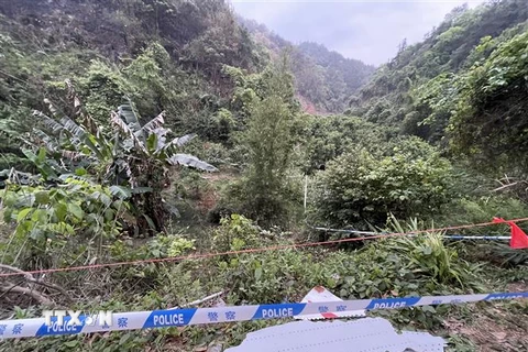 Mảnh vỡ của máy bay Hãng hàng không China Eastern Airlines được tìm thấy tại hiện trường vụ tai nạn thuộc khu tự trị dân tộc Choang Quảng Tây, Trung Quốc, ngày 22/3. (Ảnh: THX/TTXVN)