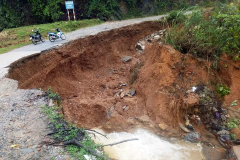 Tỉnh lộ 154 từ trung tâm xã Bản Lầu, huyện Mường Khương vào khu vực 6 thôn biên giới nhiều điểm hư hỏng nặng. (Nguồn: Báo Lào Cai)