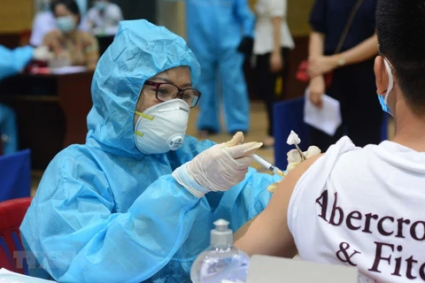 Nhân viên y tế tiêm vaccine phòng COVID-19 cho người dân tại Đà Nẵng. (Ảnh: Văn Dũng/TTXVN)