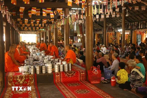 Phật tử chùa Khleang (thành phố Sóc Trăng) trong ngày Tết Chôl Chnăm Thmây cổ truyền. (Ảnh: Chanh Đa/TTXVN)