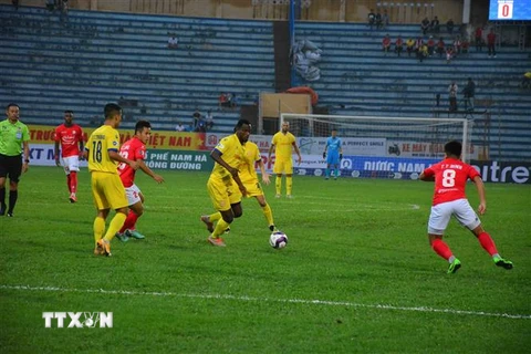 Một trận đấu của Câu lạc bộ Nam Định trên sân Thiên Trường. (Ảnh: Công Luật/TTXVN)