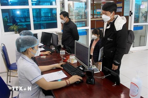 Trẻ nhỏ được đưa đến khám, chữa bệnh tại Bệnh viện Nhi Thái Bình. (Ảnh: Thế Duyệt/TTXVN)
