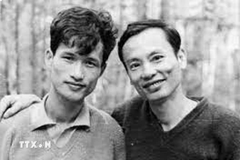 Nhà báo-liệt sỹ Nguyễn Đức Hoằng (bên trái, Trưởng Phân xã Thông tấn xã Giải phóng tại Lộc Ninh). (Ảnh TTXVN)