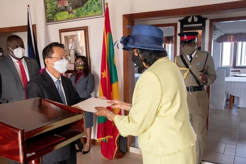 Đại sứ Lê Viết Duyên trình Thư ủy nhiệm lên Tổng Toàn quyền Grenada Cecile La Grenade. (Ảnh: Đại sứ quán Việt Nam tại Venezuela)