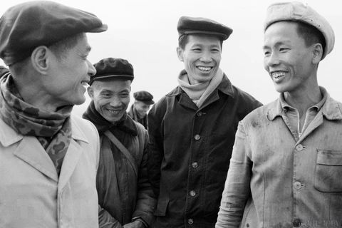 Đồng chí Lê Văn Lương, Bí thư Trung ương Đảng với công nhân vùng mỏ Quảng Ninh (Tháng 1/1967). (Ảnh: Ngọc Quán/ TTXVN)