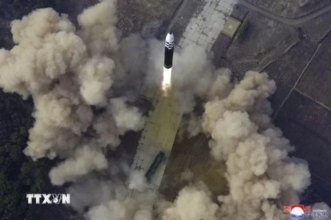 Tên lửa đạn đạo xuyên lục địa (ICBM) Hwasongpho-17 của Triều Tiên được phóng thử tại Bình Nhưỡng, ngày 24/3/2022. (Ảnh: Kyodo/TTXVN)