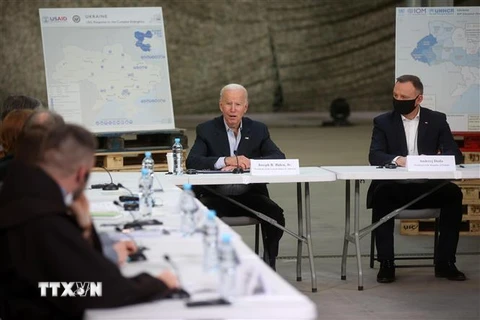 Tổng thống Ba Lan Andrzej Duda (phải) và Tổng thống Mỹ Joe Biden (thứ 2, phải) trong cuộc gặp đại diện các tổ chức phi chính phủ đang hỗ trợ người sơ tán từ Ukraine, tại Rzeszow, ngày 25/3/2022. (Ảnh: PAP/TTXVN)