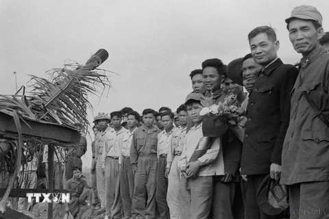 Đồng chí Lê Văn Lương, Bí thư Trung ương Đảng thăm, chúc Tết cán bộ, chiến sĩ đơn vị pháo cao xạ Hàm Rồng (Thanh Hóa), ngày 2/1/1968. (Ảnh: Ngọc Phụng/TTXVN)