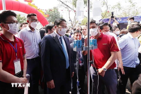 Thủ tướng Phạm Minh Chính tham quan trưng bày ý tưởng khởi nghiệp của học sinh, sinh viên. (Ảnh: Dương Giang/TTXVN)