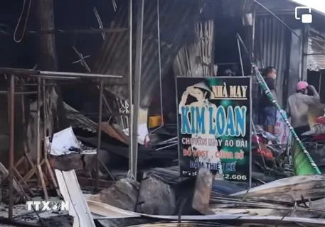 Nhiều kiốt tại Trung tâm thương mại thị trấn Cái Dầu thiệt hại nặng sau vụ hỏa hoạn. (Ảnh: TTXVN phát)