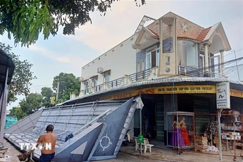Dông, lốc khiến nhiều căn nhà người dân ở huyện An Phú, An Giang bị tốc mái gây thiệt hại nặng. (Ảnh: TTXVN phát)