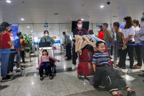 Niềm vui của người Việt khi trở về nhà từ Ukraine. (Ảnh: Tuấn Đức/TTXVN)