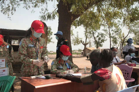 Một hoạt động của các bác sỹ bệnh viện dã chiến cấp 2 số 3 tại Nam Sudan. (Nguồn: BVDC2.3)