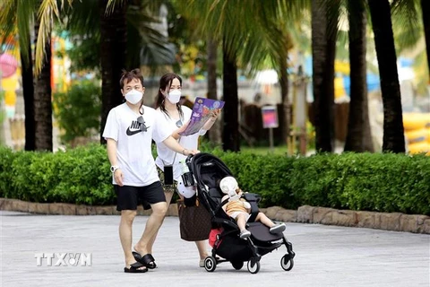 Khách quốc tế 'hộ chiếu vaccine' tham quan du lịch tại Phú Quốc. (Ảnh: Hồng Đạt/TTXVN)