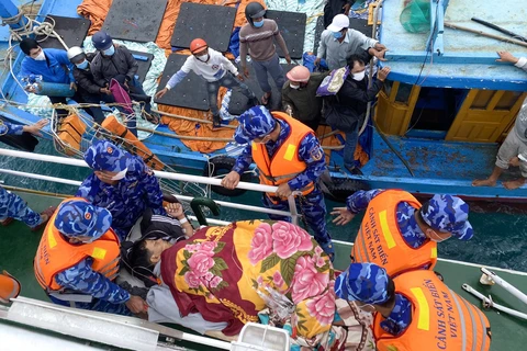 Tàu cảnh sát biển đưa nạn nhân vào đất liền cấp cứu. (Nguồn: Thanh Niên)
