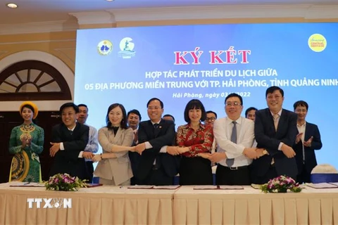 Đại diện lãnh đạo ngành du lịch của 5 địa phương miền Trung ký kết hợp tác với 2 địa phương Hải Phòng, Quảng Ninh. (Ảnh: Minh Thu/TTXVN)