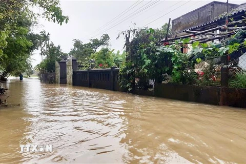 Nhiều tuyến đường ở Thừa Thiên-Huế bị ngập sâu do mưa lũ. (Ảnh: TTXVN phát)