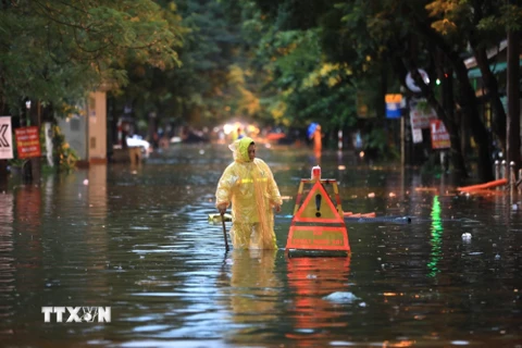 Cảnh ngập lụt ở Hà Nội khi có mưa lớn. (Nguồn: TTXVN)