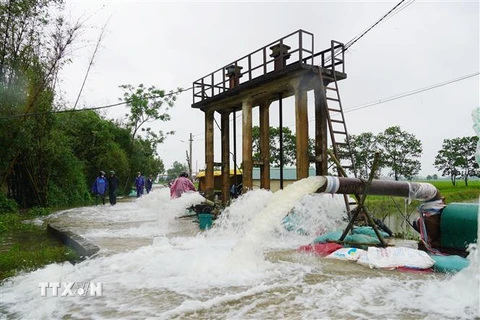 Trạm bơm tiêu úng tại xã Hải Quế, huyện Hải Lăng, tỉnh Quảng Trị hoạt động hết công suất để cứu diện tích lúa bị ngập. (Ảnh: TTXVN phát)