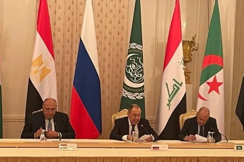 Ngoại trưởng Ai Cập Sameh Shoukry tham dự buổi họp báo ở thủ đô Moskva cùng người đồng cấp Nga Sergey Lavrov và Tổng thư ký Liên đoàn Arab (AL) Ahmed Aboul-Gheit. (Nguồn: Egypt Today)