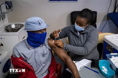 Nhân viên y tế tiêm vaccine phòng COVID-19 cho người dân tại Johannesburg, Nam Phi. (Ảnh: AFP/TTXVN)